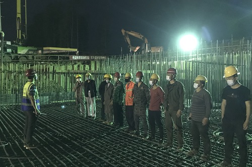 武漢臨空港污水處理廠項目挑燈夜戰(zhàn)搶進(jìn)度為7月進(jìn)水開足馬力 (1).jpg