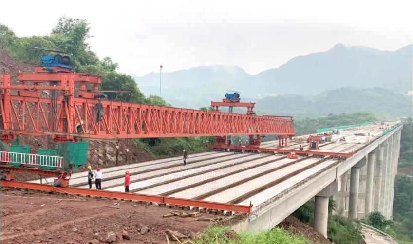 中國政府網(wǎng)：中交一公局集團承建的合川至長壽高速石船互通雞鳳灣大橋預制T梁架設完成                                                                                                                                         